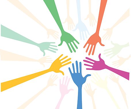 bunte Hände, die strahlenförmig angeordnet sind