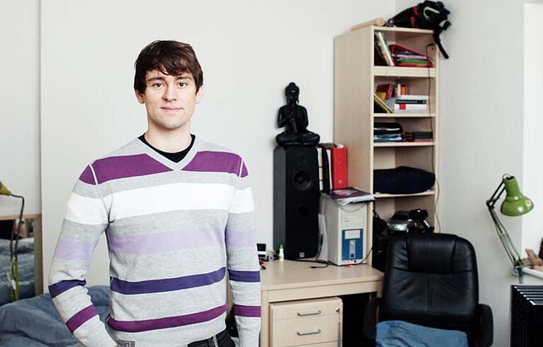 Studierender in seiner Wohnung