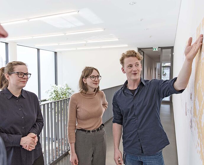 Gruppe Studierender lernen am Grünen Campus 