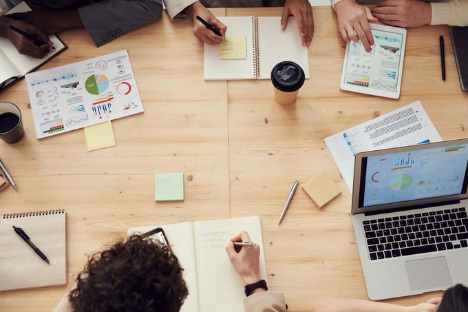 Menschen arbeiten am Schreibtisch