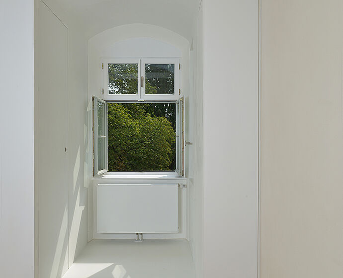 Das Foto zeigt den Blick in das Zimmer 