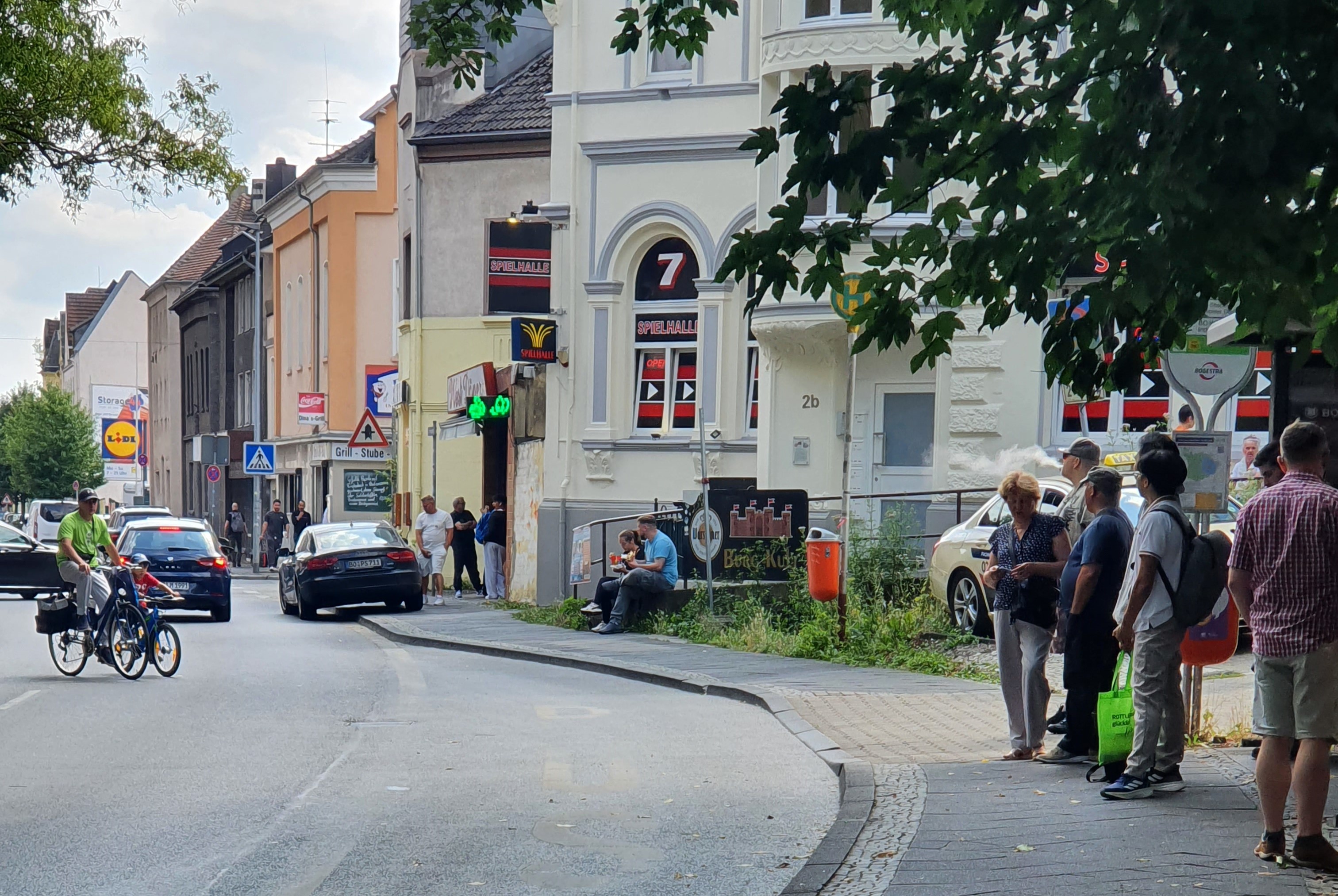 Ansicht einer Straße mit Leuten