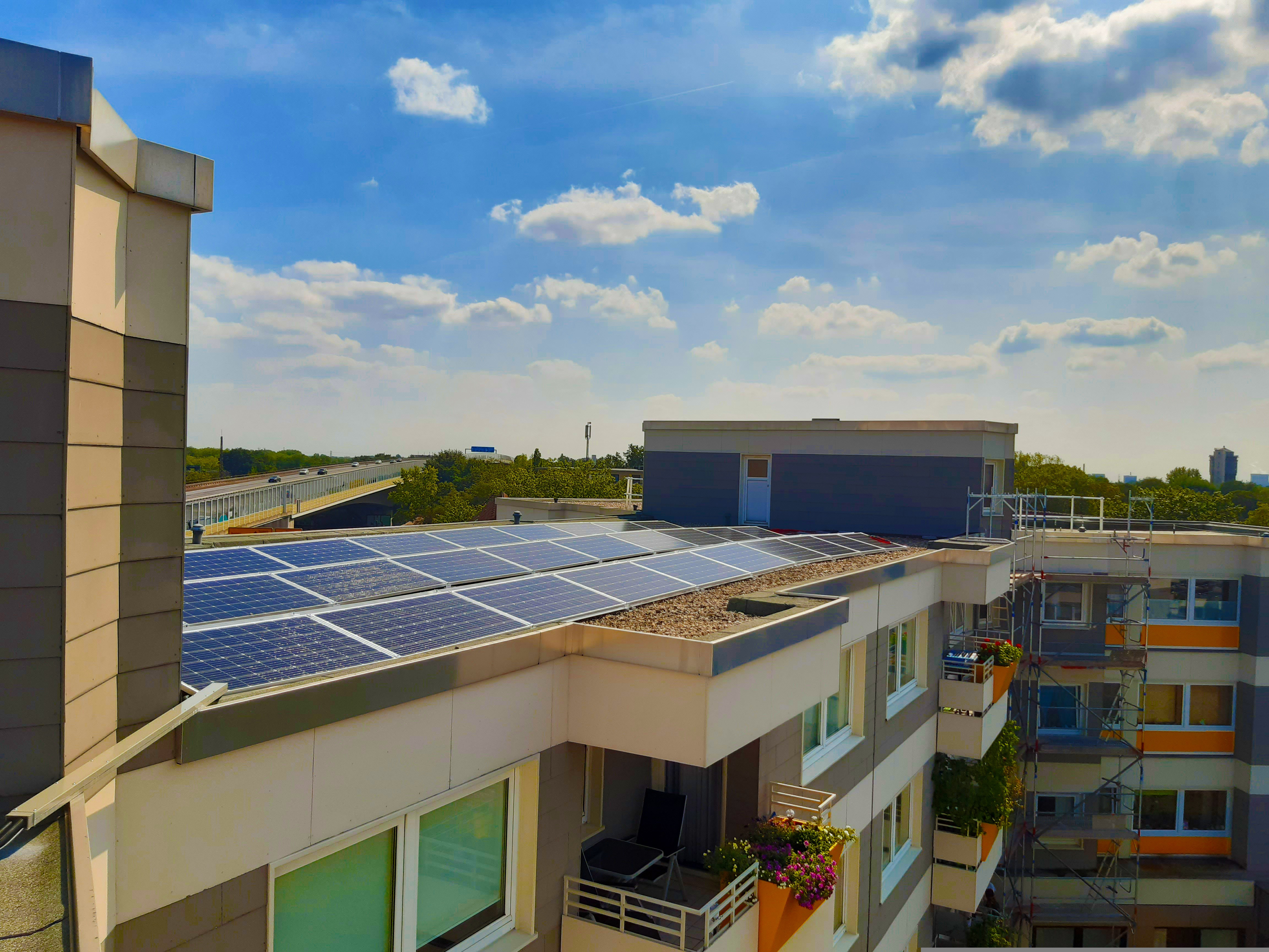 Hausdach_mit_Solaranlage