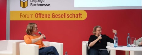 Katrin Großmann im live-Podcast Kathrin Kühnert vom Deutschlandfunk (links) und Katrin Großmann vom FPZ Erfurt (rechts) während der Diskussion.