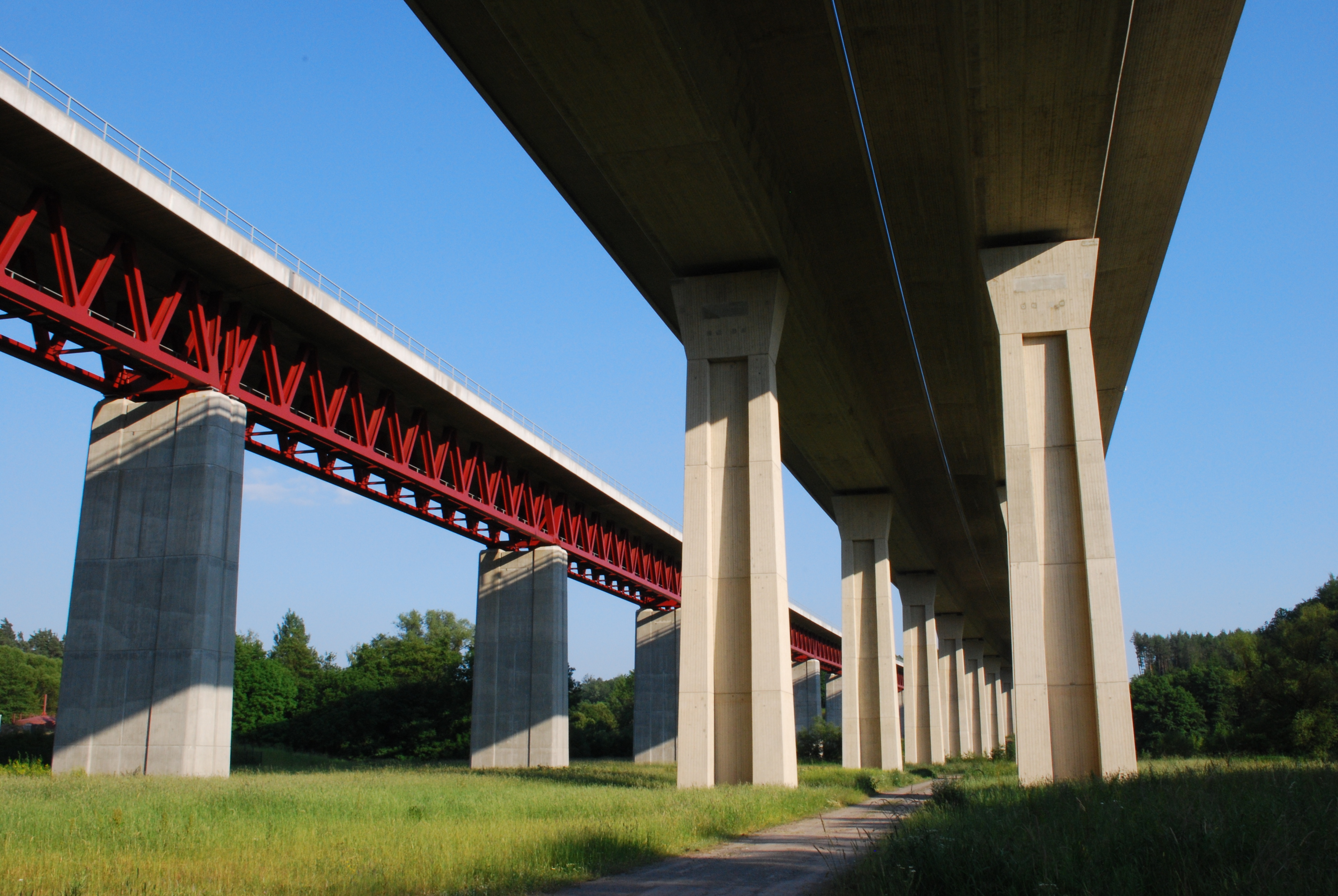 Ökobilanzierung im Infrastrukturbau Eine Eisenbrücke in Thüringen, perspektivische Aufnhame von unten