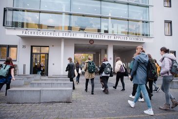 Teilnehmerinnen der CampusTh&uuml;ringenTour vor der FH Erfurt