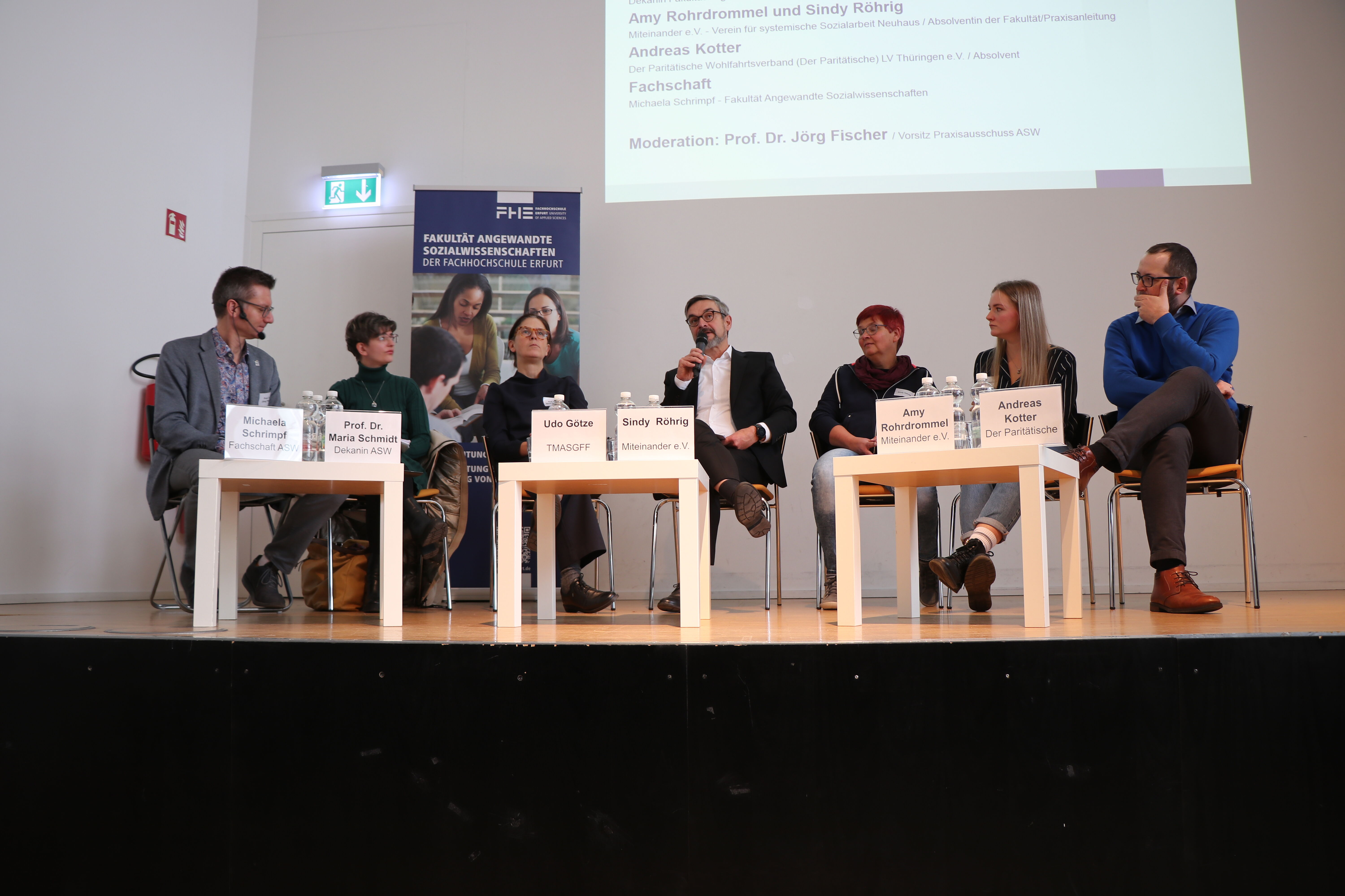 Gruppenbild auf Bühne: Podiumsdiskussion auf dem Praxisfachtag der Fakultät Angewandte Sozialwissenschaften