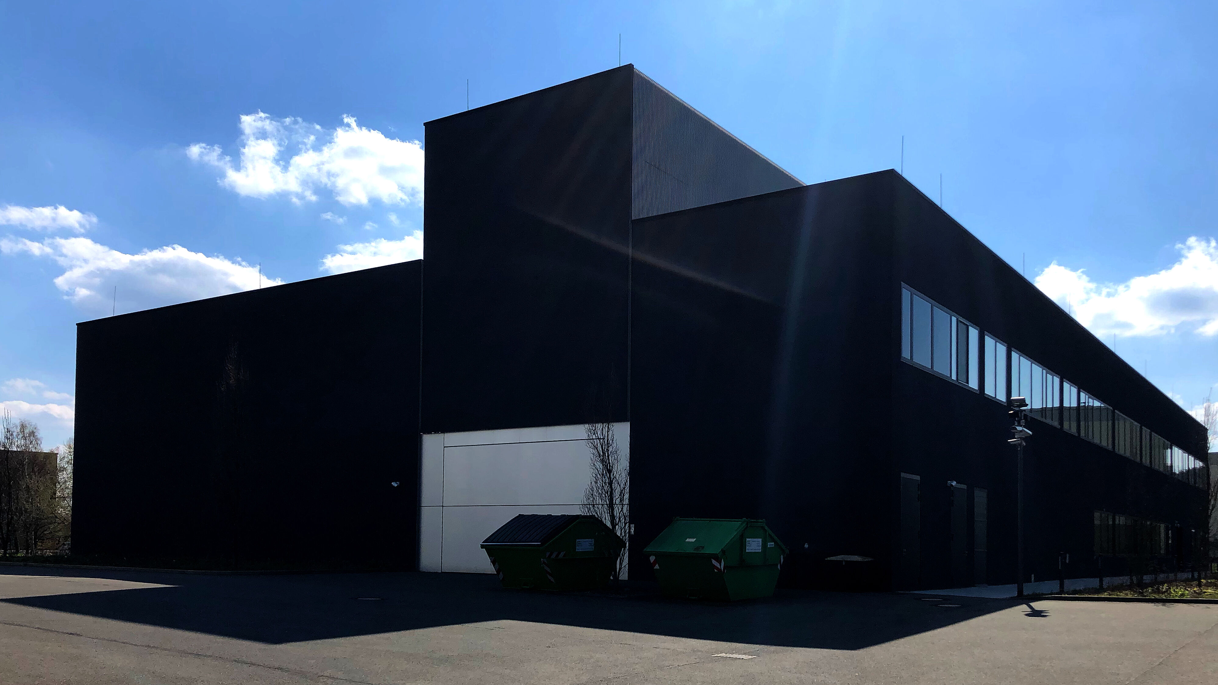 Das Gebäude des ZMD in Weimar von außen, perspektivisch mit blauen Himmel