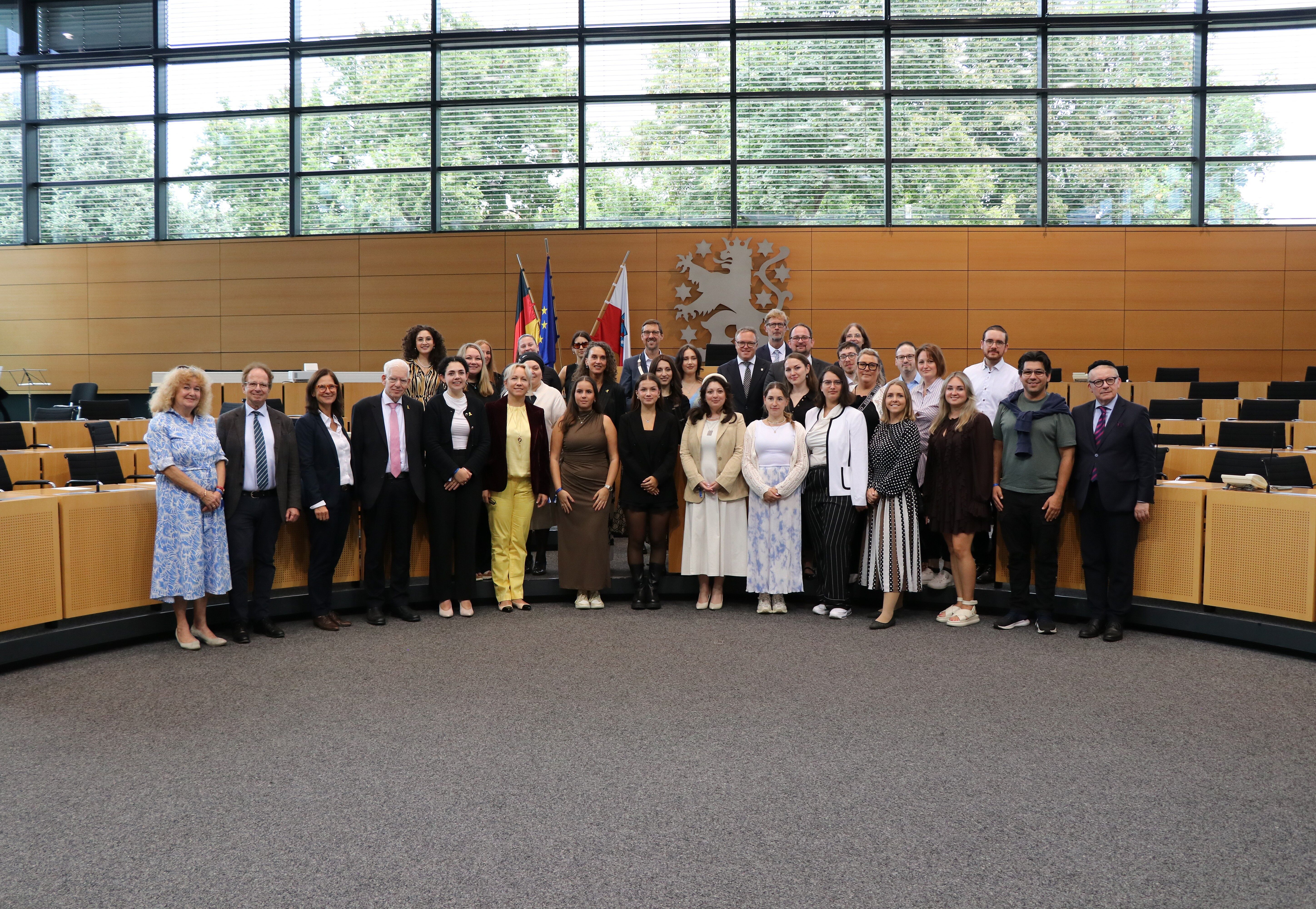Gruppenbild: Ehrengäste, Studierende und Wegbereiter:innen des Bachelor Jüdische Soziale Arbeit im Rahmen der Feierstunde im Thüringer Landtag am 04.09.2025