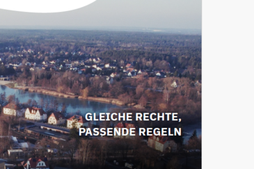 Blick auf eine Kleinstadt mit Flusslauf