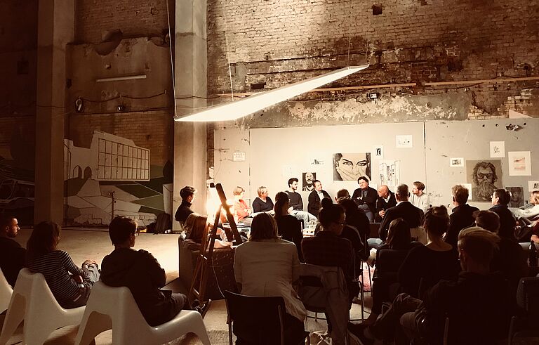 Man sieht die Teilnehmer und Gäste der Diskussionsrunde zum Thema Plattenbau