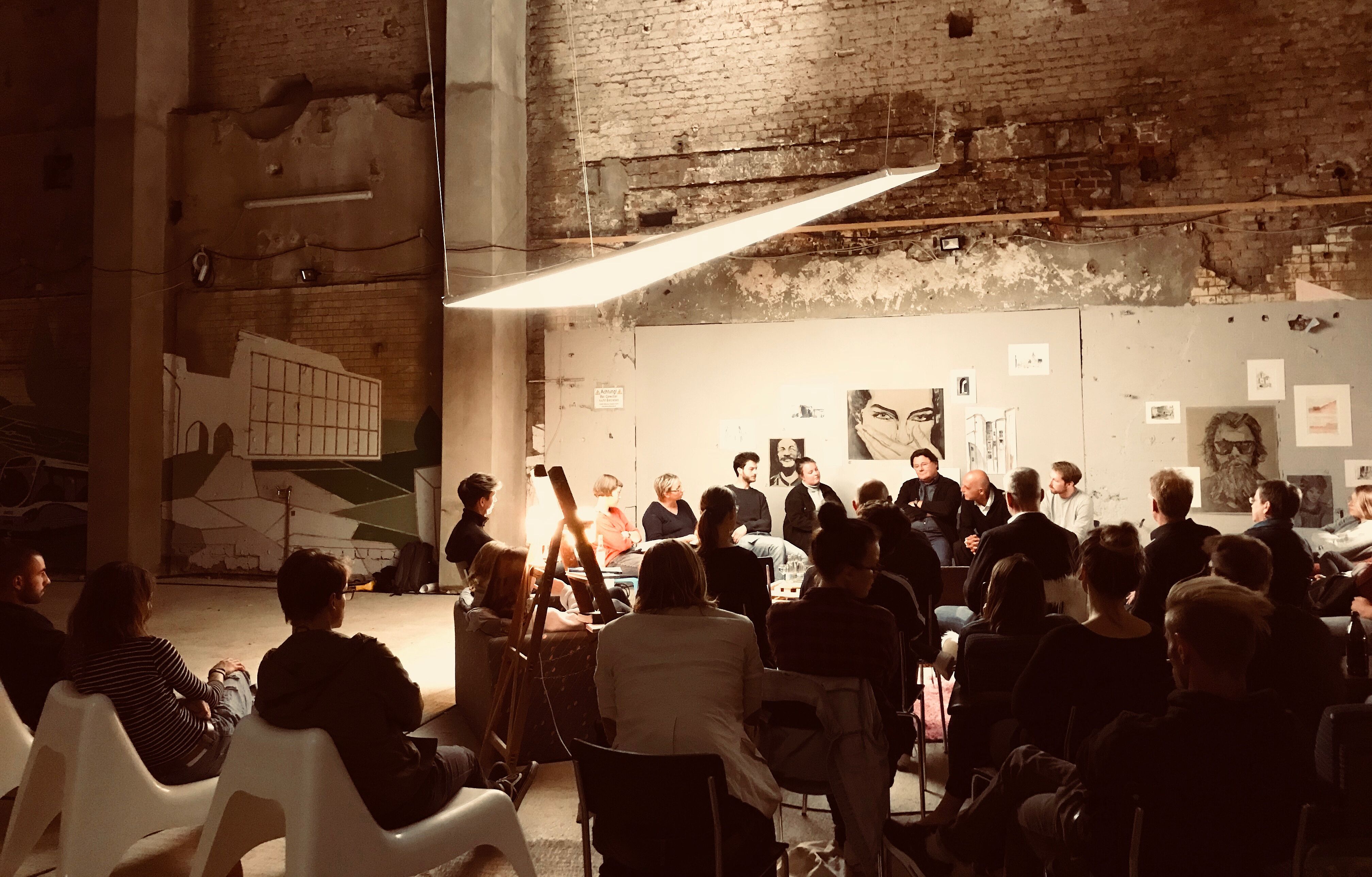 Man sieht die Teilnehmer und Gäste der Diskussionsrunde zum Thema Plattenbau