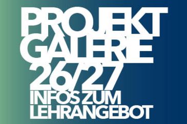Grafik im Querformat mit einem Farbverlauf von hellem Grün am linken Rand über Türkis bis zu einem tiefen Dunkelblau auf der rechten Seite. Darüber steht in sehr fetter, weißer Groteskschrift in Versalien und eng gesetzten Zeilen „Projektgalerie 26/27". Darunter folgt in deutlich kleinerer, ebenfalls weißer Schrift, die etwas schmaler und enger gesetzt ist, die Zeile „Infos zum Lehrangebot". Der Text ist linksbündig angeordnet und nimmt den größten Teil der Fläche ein. Es gibt keine weiteren Bildelemente, die Grafik besteht allein aus Verlauf und Schrift.