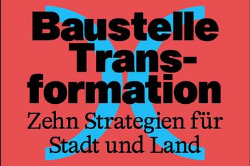 Grafik mit rotem Hintergrund. In fetter schwarzer Schrift steht &bdquo;Baustelle Transformation&ldquo;, darunter in einer Serifenschrift &bdquo;Zehn Strategien f&uuml;r Stadt und Land&ldquo;.
