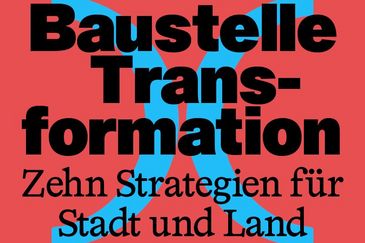 Grafik mit rotem Hintergrund. In fetter schwarzer Schrift steht &bdquo;Baustelle Transformation&ldquo;, darunter in einer Serifenschrift &bdquo;Zehn Strategien f&uuml;r Stadt und Land&ldquo;.