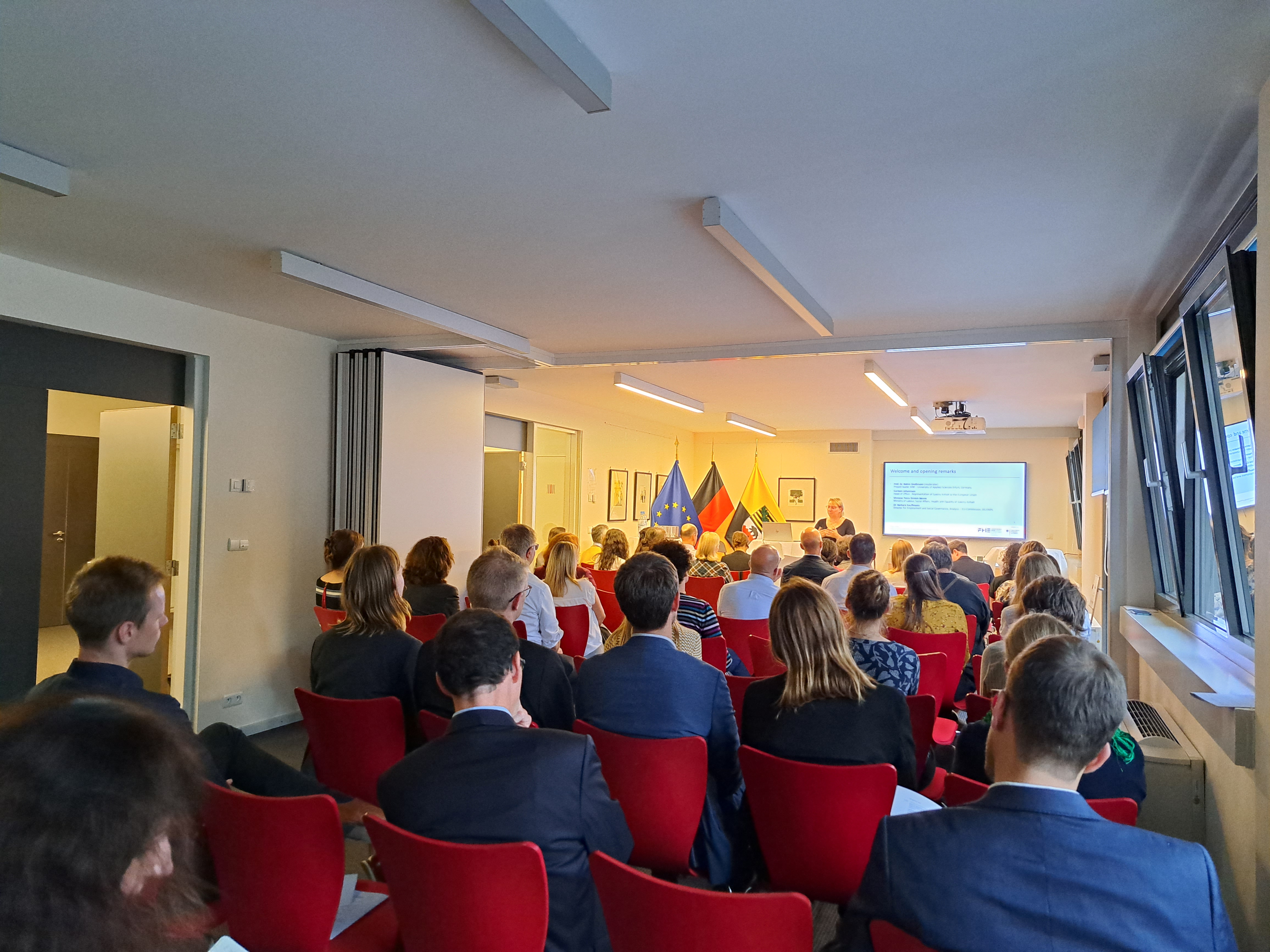 Veranstaltung in Brüssel Veranstaltungsraum während einer Präsentation, im Vordergrund das Publikum