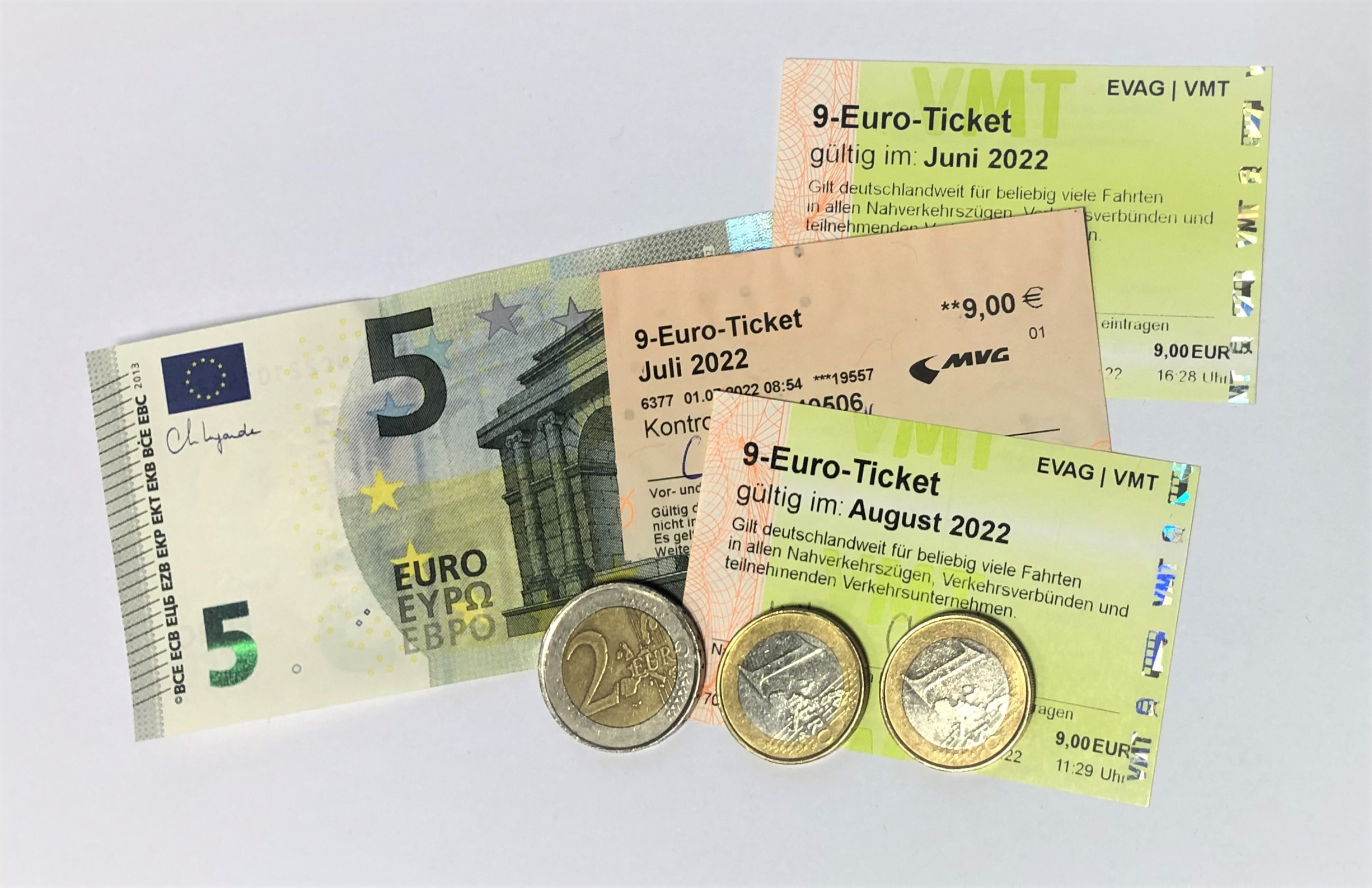 Bild von 9-Euro-Tickets und Geld