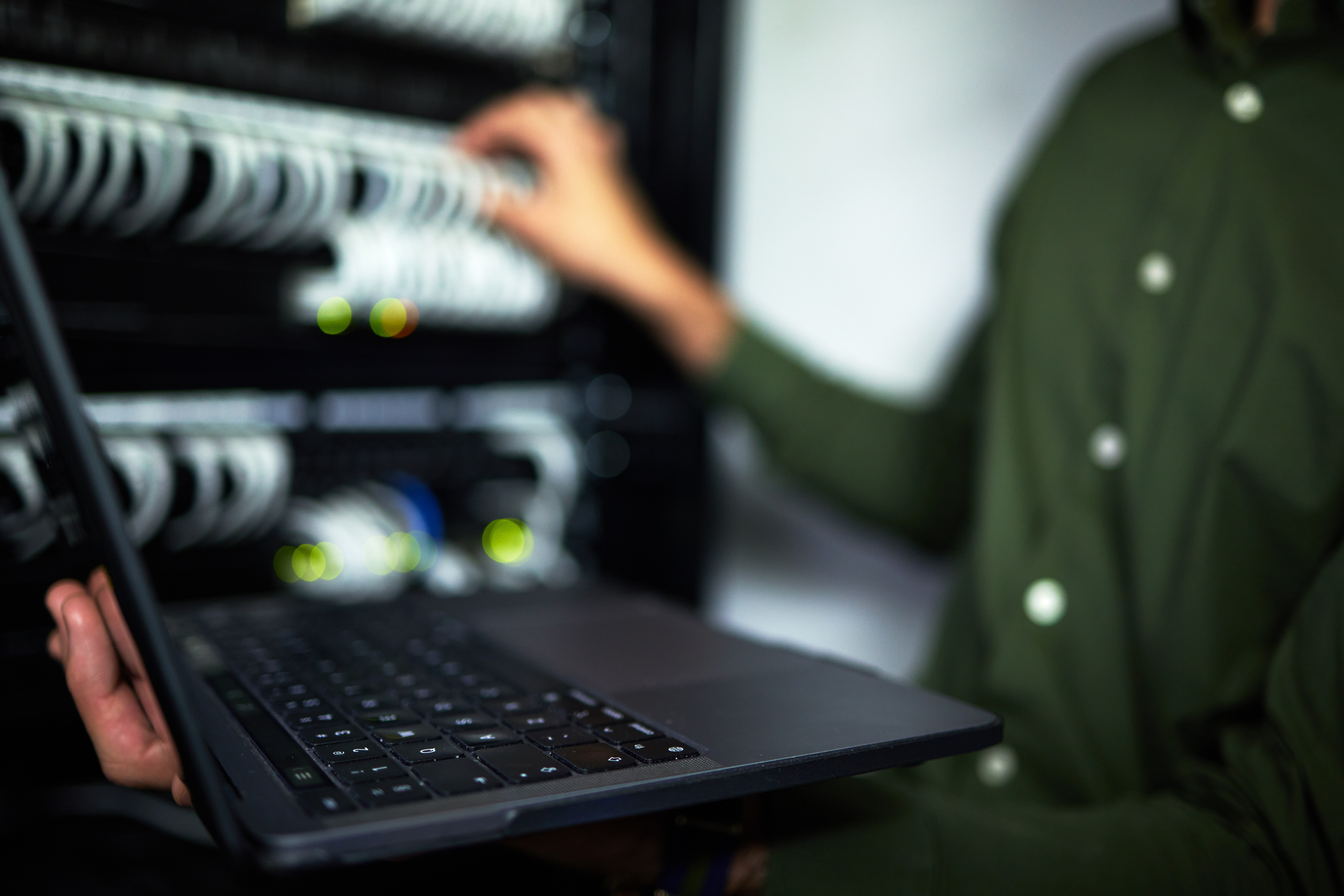 Wartungsarbeiten Server room maintenance, laptop and technician at work for cyber security and building network. Programming, coding and a person or it worker with a computer for a connection system in the workplace