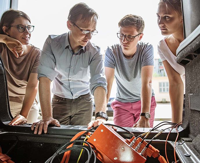 Studierende arbeiten am Auto 