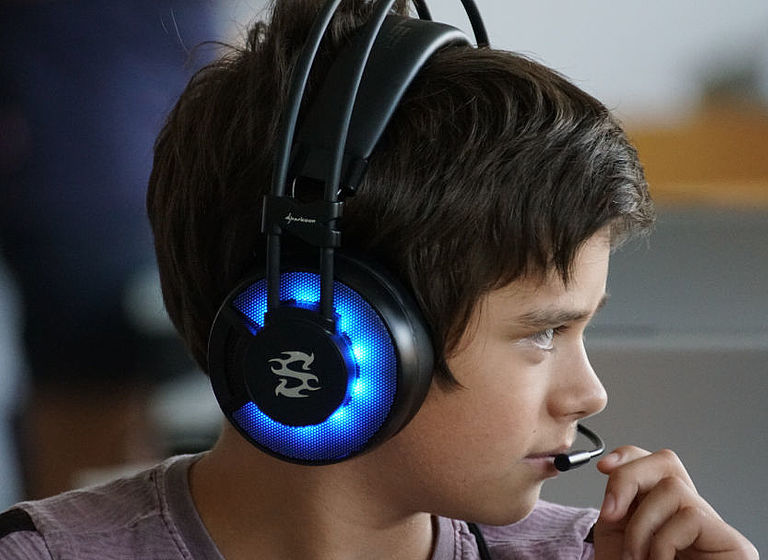 Junge mit Headset