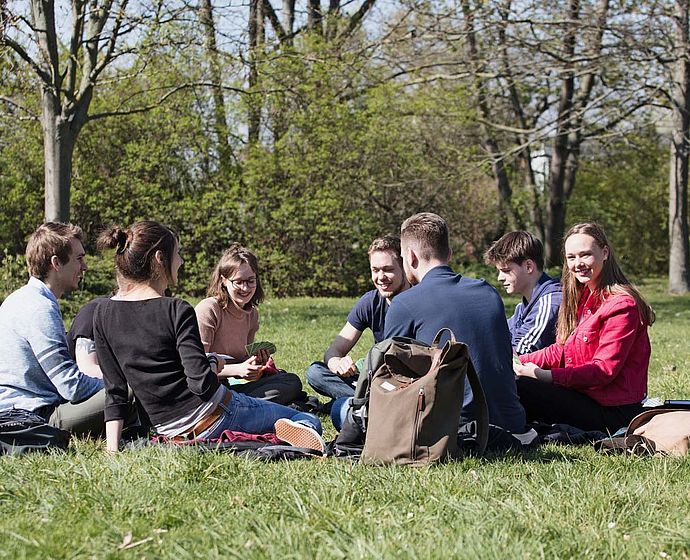 Gruppe Studierender lernen am Grünen Campus 