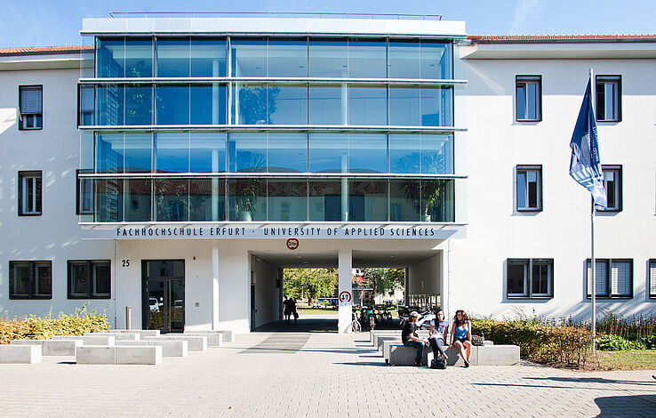 Haupteingang der Fachhochschule am Campus Altonaer Straße