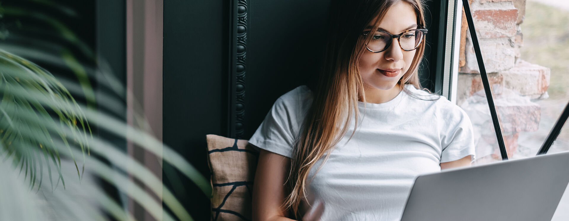 header_laptop Frau mit Laptop