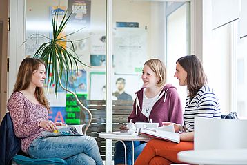 Gruppe Studierende im Gespräch