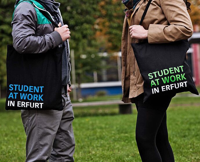 Studierende tragen FH-Beutel