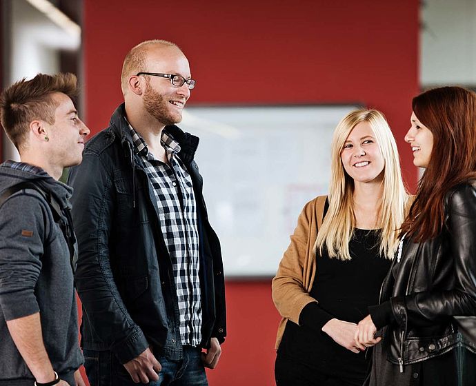 Gruppen Studierende steht in der FH