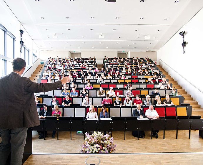 Gruppe Studierende in der Vorlesung im Hörsaal