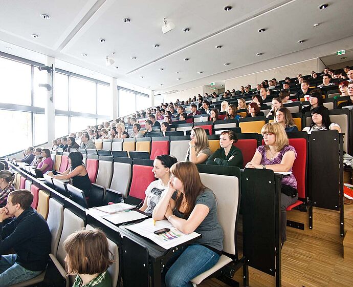 Gruppe Studierende in der Vorlesung im Hörsaal