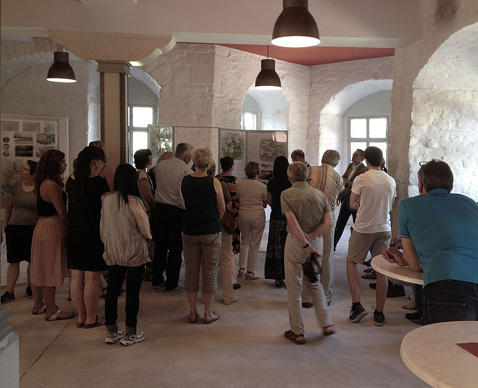 Das Foto zeigt die Besucher der Präsentation der Parkkonzepte im Schloss Wiehe