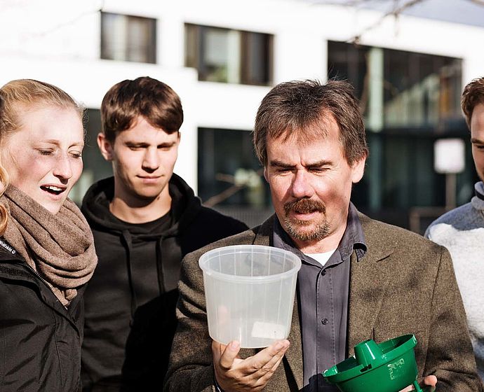 Gruppe Studierende erhält Informationen am Campus 