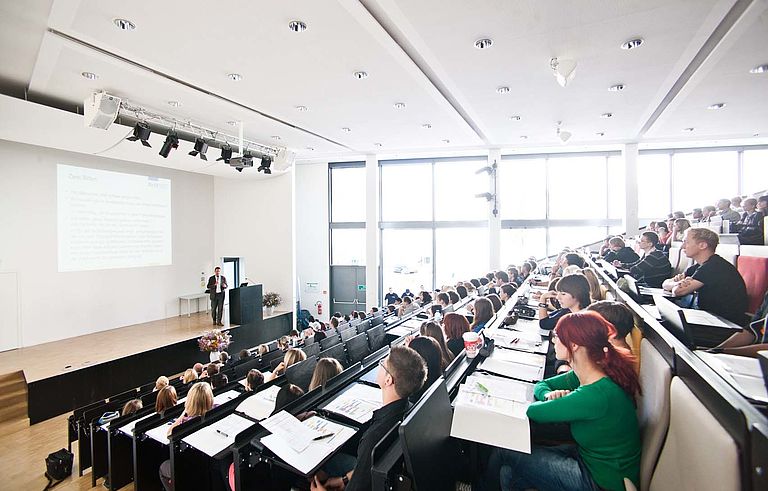 Gruppe Studierende in der Vorlesung im Hörsaal