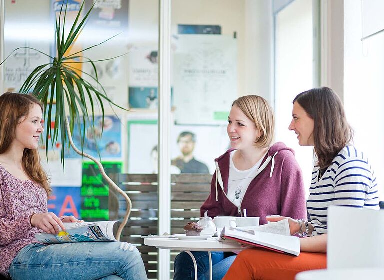 Gruppe Studierende im Gespräch