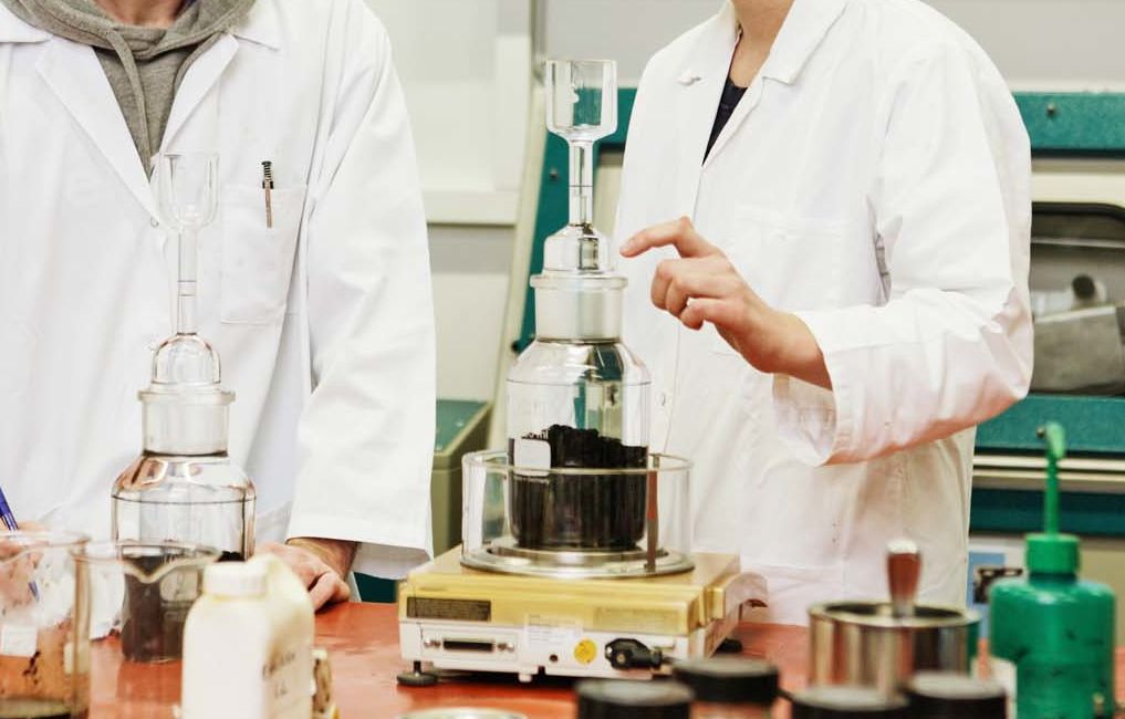 Bauingenieurwesen Studierende im Labor am Experimentierten