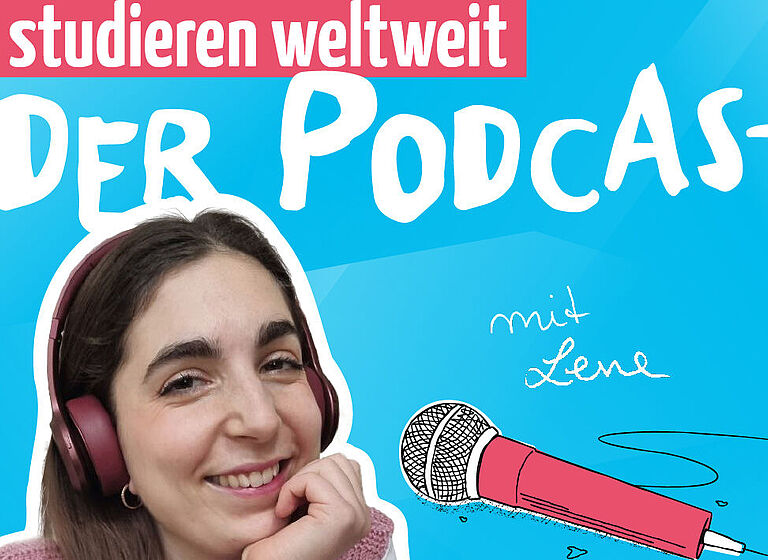 junge Frau mit Kopfhörern und Mikrofon, angekündigt wird der Podcast studieren weltweit
