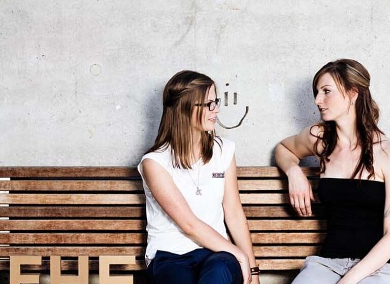 Gruppe Studierende auf dem Campus