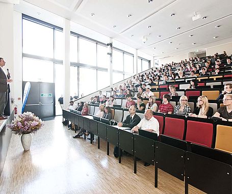 Gruppe Studierende in der Vorlesung im Hörsaal