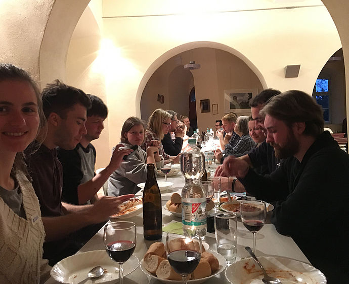 Das Foto zeigt teilnehmende Studierende des "Clearing Out" Workshops beim Abendessen im Speisesaal