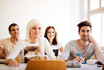 Gruppe Studierende in der Vorlesung im Hörsaal