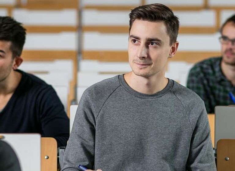 Gruppe Studierende in der Vorlesung im Hörsaal