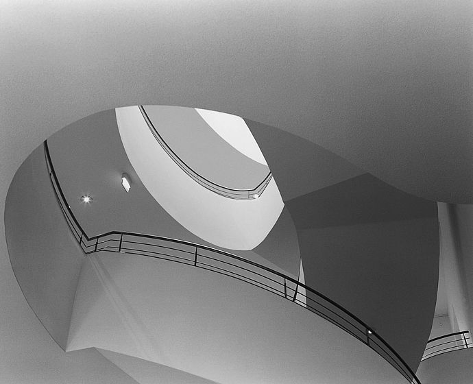 Schwarz-Weiß-Foto des Treppenhauses