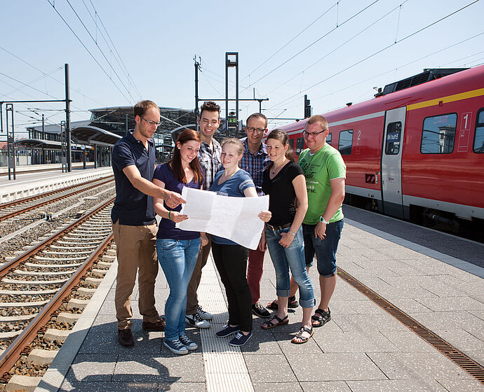 Foto Studium Eisenbahnwesen Gruppe neben Gleisen