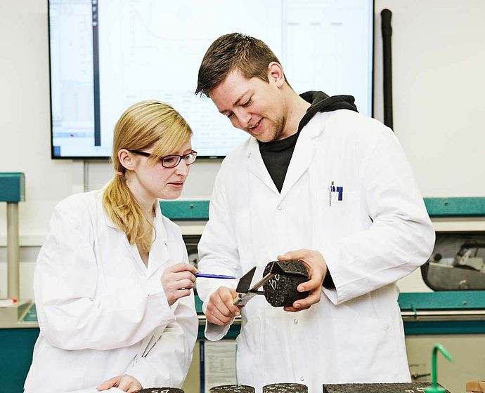 Studierende im Labor am Experiment 