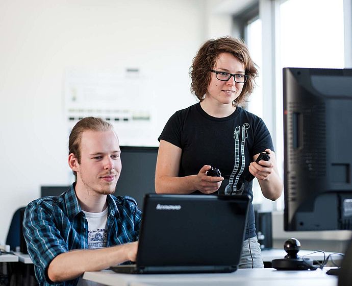 Gruppe Studierender im Computerraum