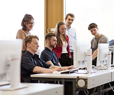 Gruppe Studierender lernen im Grünen Campus 