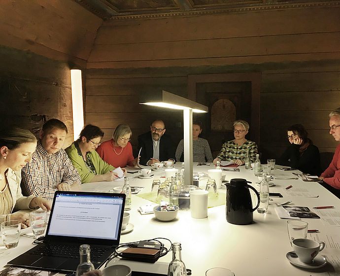 Das Foto zeigt die Beteiligten bei der Gründung des Vereins LANDLAB SCHLOSS WIEHE E.V.