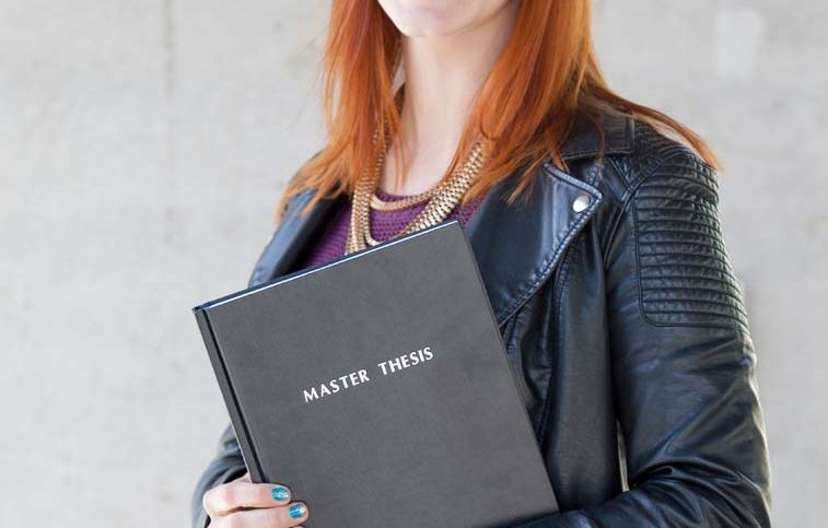 Zeugnis und Abschlüsse Studierende hält Zeugnis